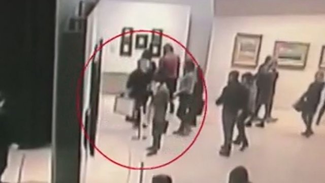 Paviešinta, kaip vidury dienos įtariamasis pavogė paveikslą iš galerijos