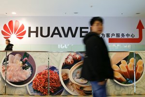 JAV apkaltino „Huawei“ technologijų vagystėmis ir sankcijų pažeidimais