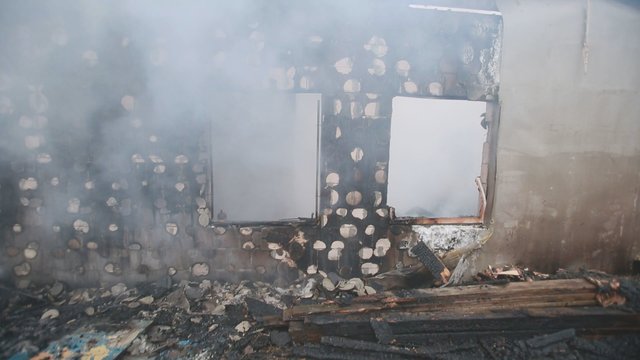Vaizdai iš įvykio vietos: Kauno r. gausios pajėgos kovoja su dideliu gaisru