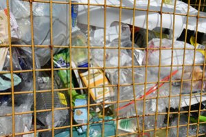 Griebiasi už galvos: atliekos pridengė milijonines skolas