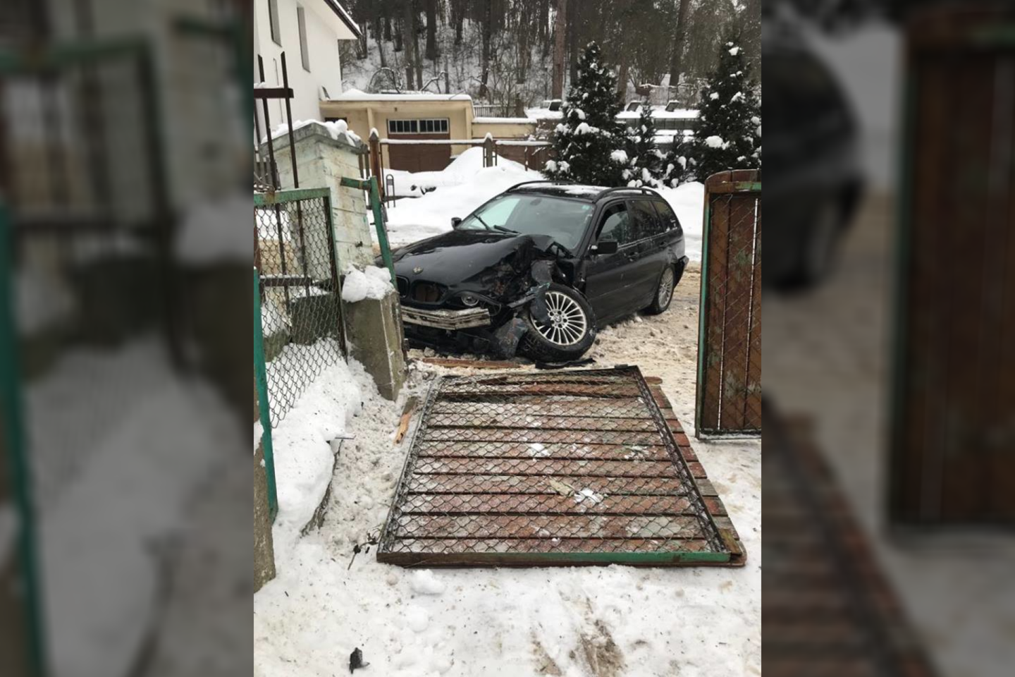  Nesuvaldytas BMW Vilniuje išvertė tvorą, vairuotojui prireikė medikų.<br> Įvykio liudininko nuotr.