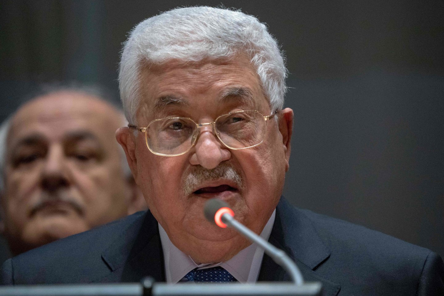 Palestiniečių vyriausybė antradienį oficialiai įteikė prezidentui Mahmudui Abbasui prašymą atsistatydinti, sakoma jos pranešime.