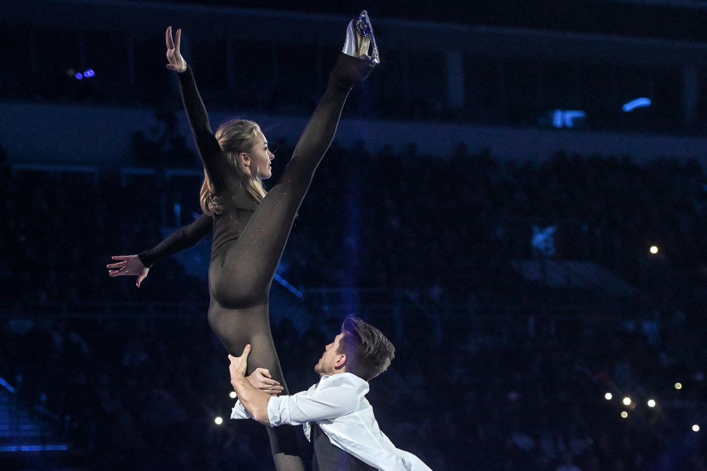  Rusijos šokėjai vėl sukėlė nemažą diskusiją dėl savo aprangos.<br> „Reauters“/Scanpix.com nuotr.