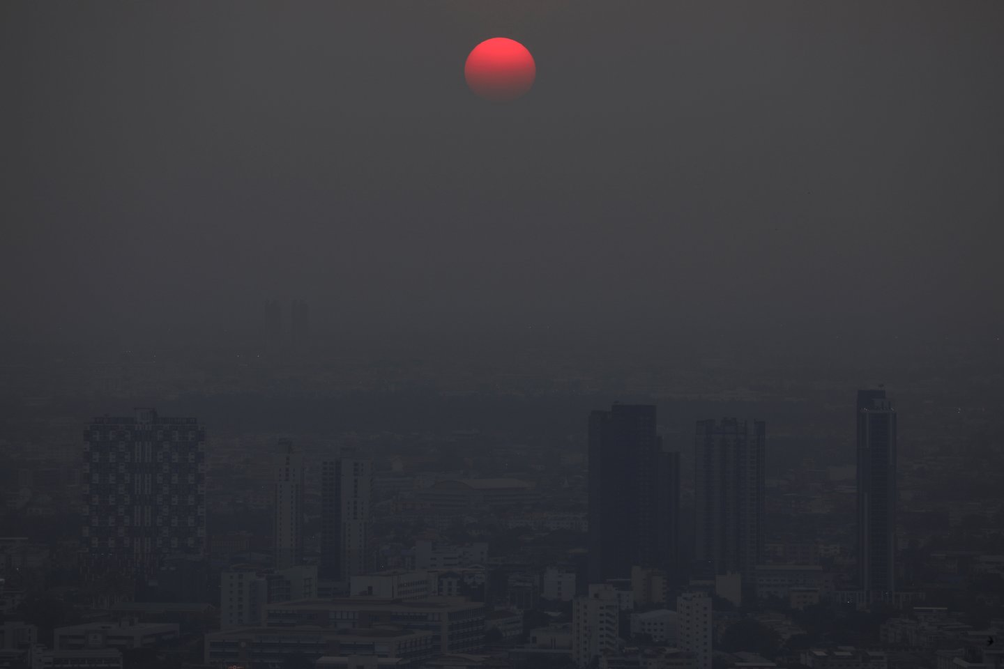Virš Bankoko nesisklaido smogas.<br> Reuters/Scanpix nuotr.