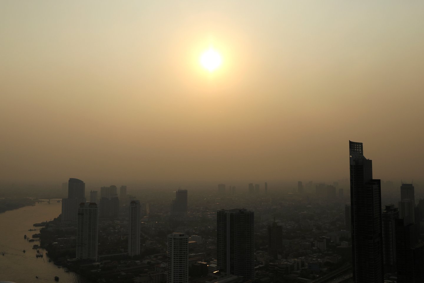 Virš Bankoko nesisklaido smogas.<br> Reuters/Scanpix nuotr.
