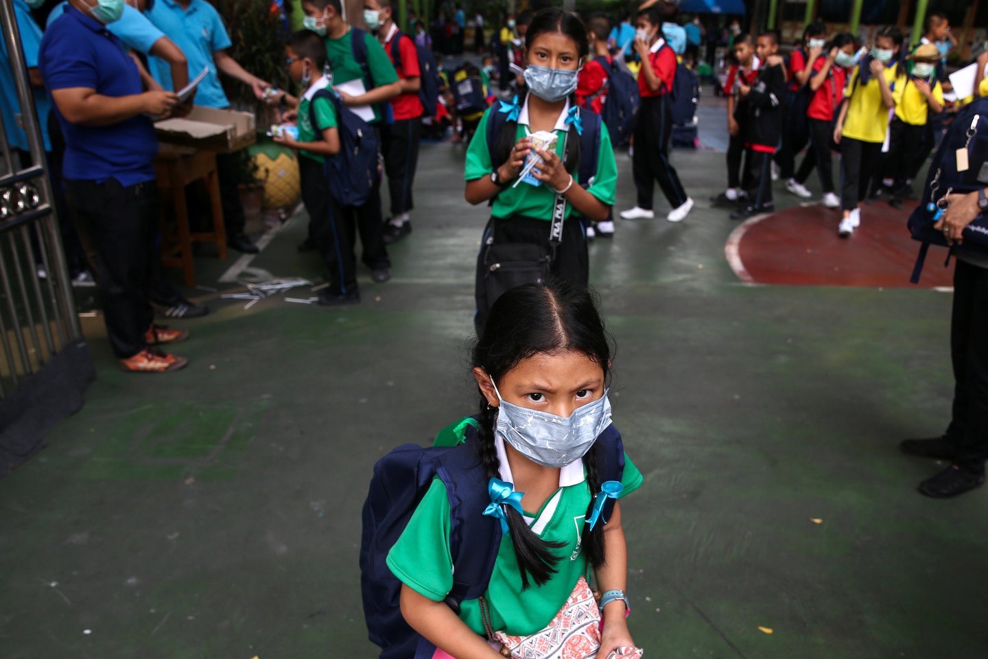 Dėl tiršto smogo Bankoke oro kokybė – itin prasta.<br> Reuters/Scanpix nuotr.