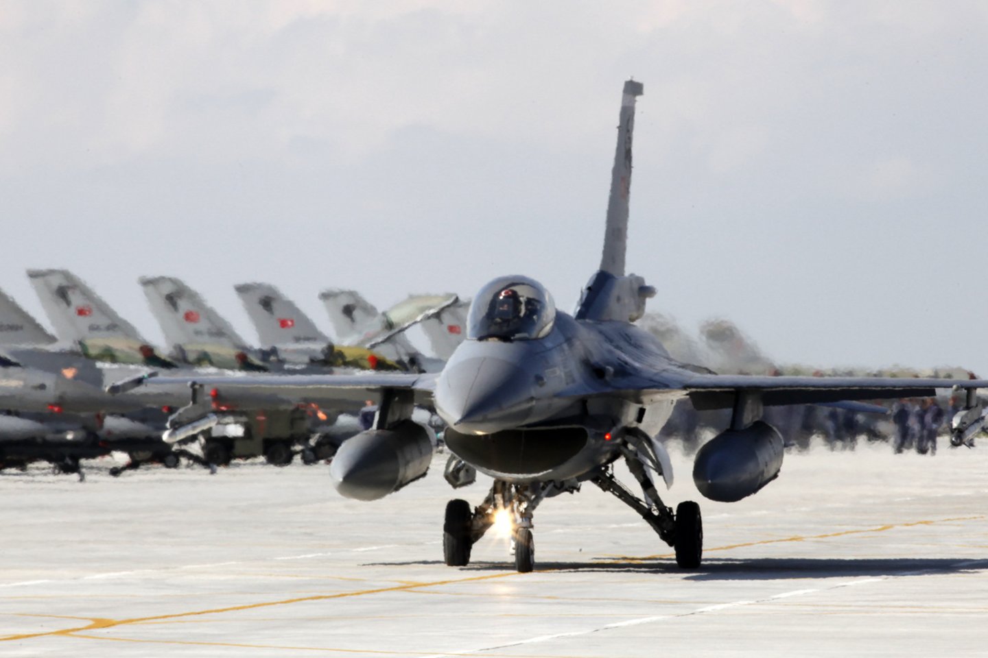  Turkijos karinių oro pajėgų naikintuvai.<br> Reuters/Scanpix nuotr.
