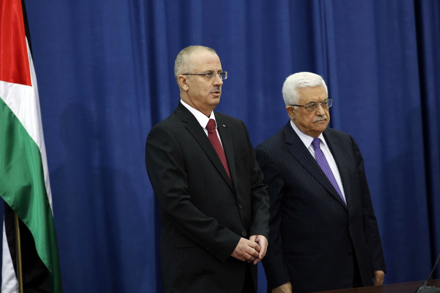 Atsistatydinęs palestiniečių premjeras Rami Hamdallah (kairėje) ir prezidentas Mahmudas Abbasas.<br>Reuters/Scanpix nuotr.