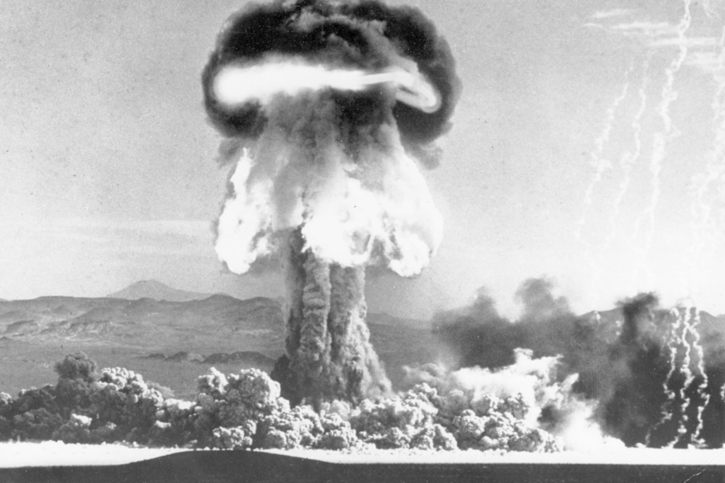  Branduolinės bombos sprogimas.<br> Topham Picturepoint/Scanpix nuotr.