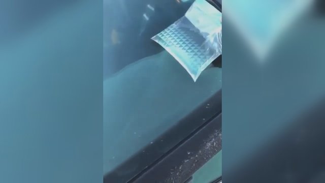 Triukas, kaip greitai nuvalyti apledijusius automobilio langus, sprogdina internetą