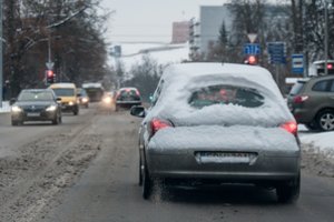 Vairuotojams – pavojaus signalas: automobiliams mirkstant druskoje kenčia ne tik kėbulas