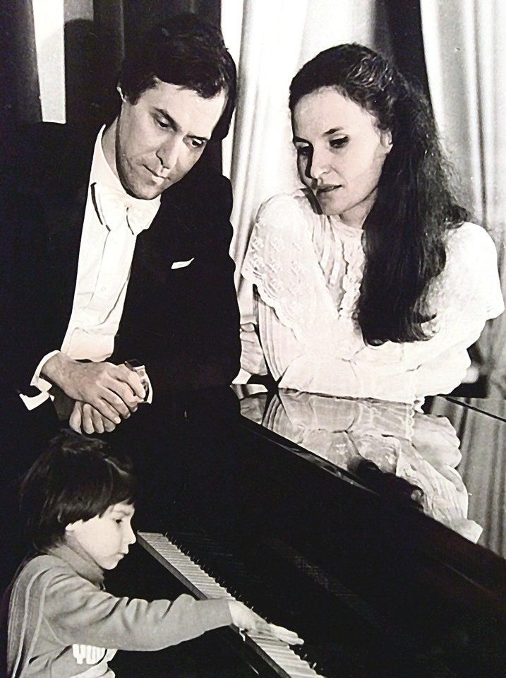 Nuo ankstyvos vaikystės ir mokyklos laikais dukterį Ievą prie muzikos pratino tėvas garsus operos solistas V.Prudnikovas ir motina pianistė N.Ralytė.<br>Nuotr. iš asmeninio albumo