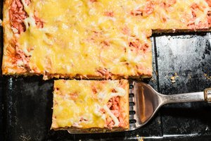 Visi liks sužavėti: greitai paruošiama pica be jokios terlionės su tešla