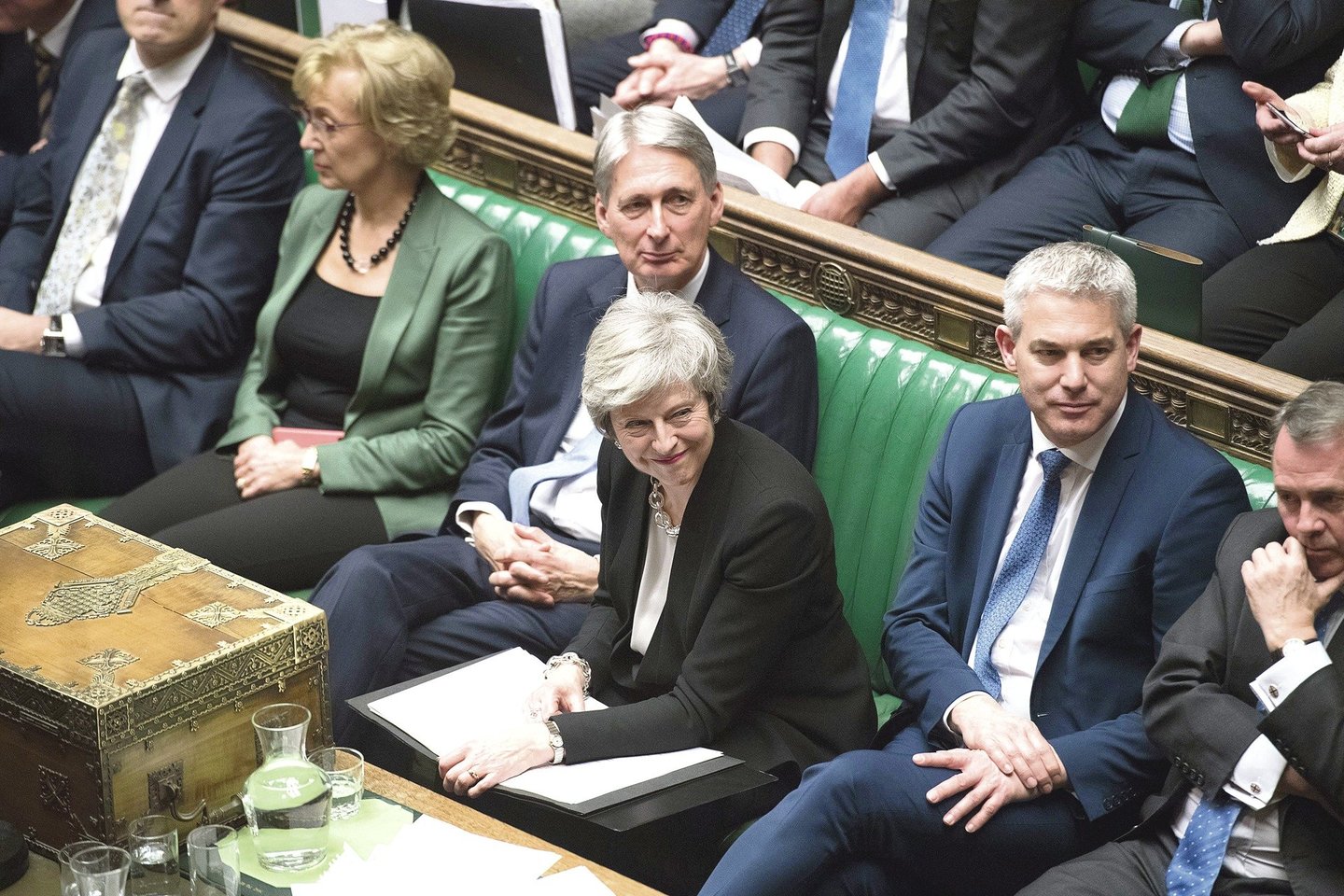 Nepaisant lietaus, prie Bendruomenių Rūmų toliau protestuoja žmonės, norintys, kad Jungtinė Karalystė liktų ES.<br>„Sipa Press“/„Scanpix“ nuotr.