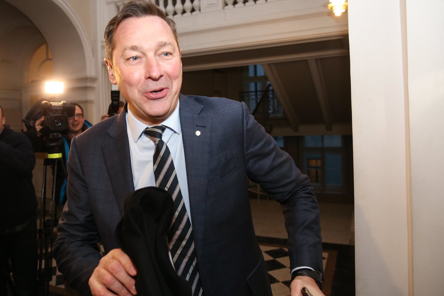 A.Zuokas stebėjosi, kad savivaldybės 2018 m. veiklos ataskaitą nuspręsta platinti gyventojams, nors šis dokumentas dar net nebuvo apsvarstytas miesto taryboje.<br>R.Danisevičiaus nuotr.