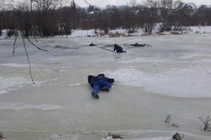 Drama ant užšalusios upės Klaipėdoje: žmogaus gyvybę išgelbėjo ryžtingi veiksmai