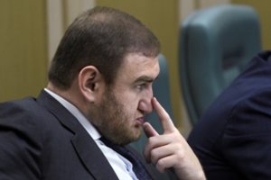 Rusų jau niekas nestebina, bet „auksinis“ senatoriaus gyvenimas atėmė žadą