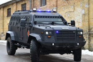 VST parodė įspūdingą 250 tūkst. eurų vertės šarvuotį – tokiais pakeis nurašytą sovietinę techniką