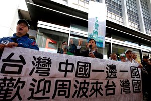 Taivano oro uoste įstrigusiems disidentams po 125 dienų leista laikinai likti saloje