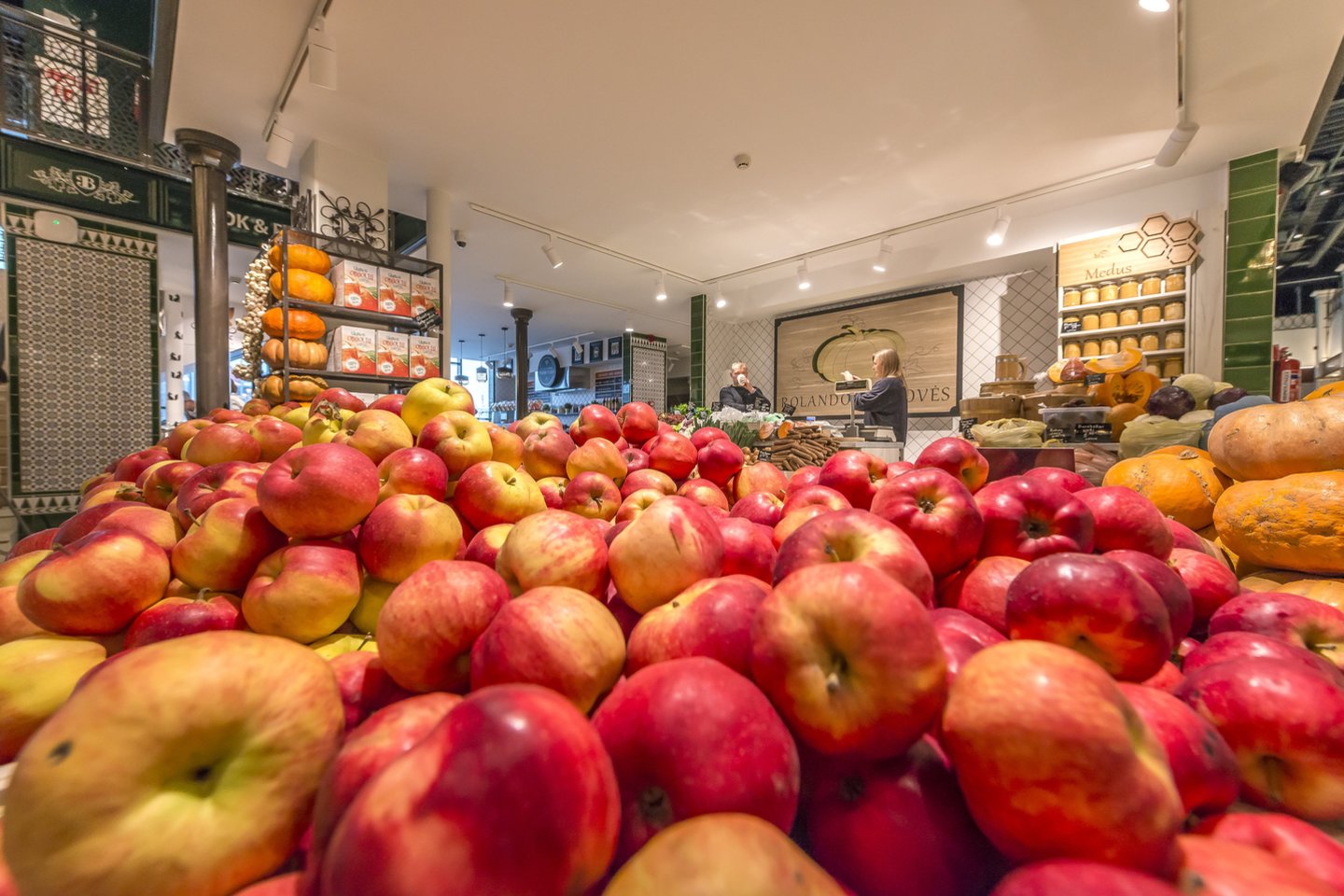 Obuoliai – pats populiariausias Benedikto turguje parduodamas produktas.<br>V.Buivydės nuotr.