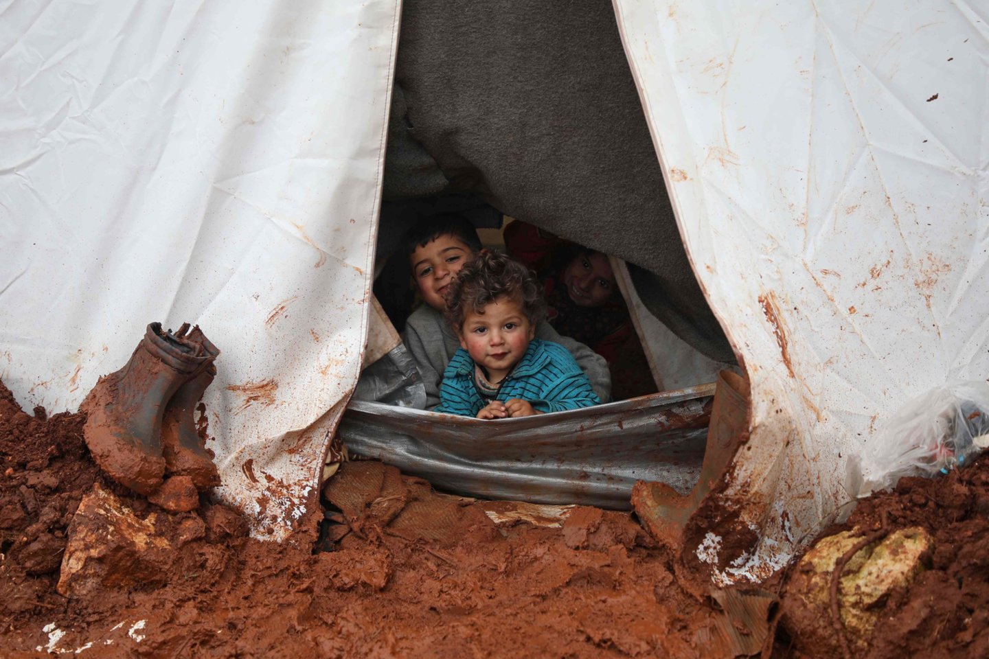 Tūkstančiai mažųjų sirų savo vaikystę priversti leisti pabėgėlių stovyklose.<br> Zumapress/Scanpix nuotr.