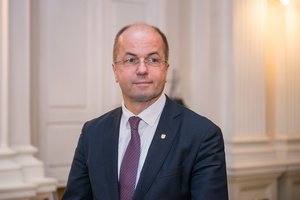 Universiteto rektorius neįteikė diplomų – atsakinėjo į teismo klausimus apie R. Kurlianskį