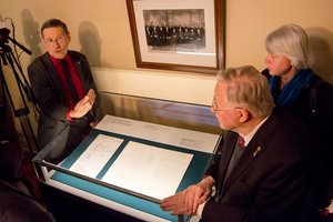 Į Signatarų namus grįžta Vasario 16-osios aktas