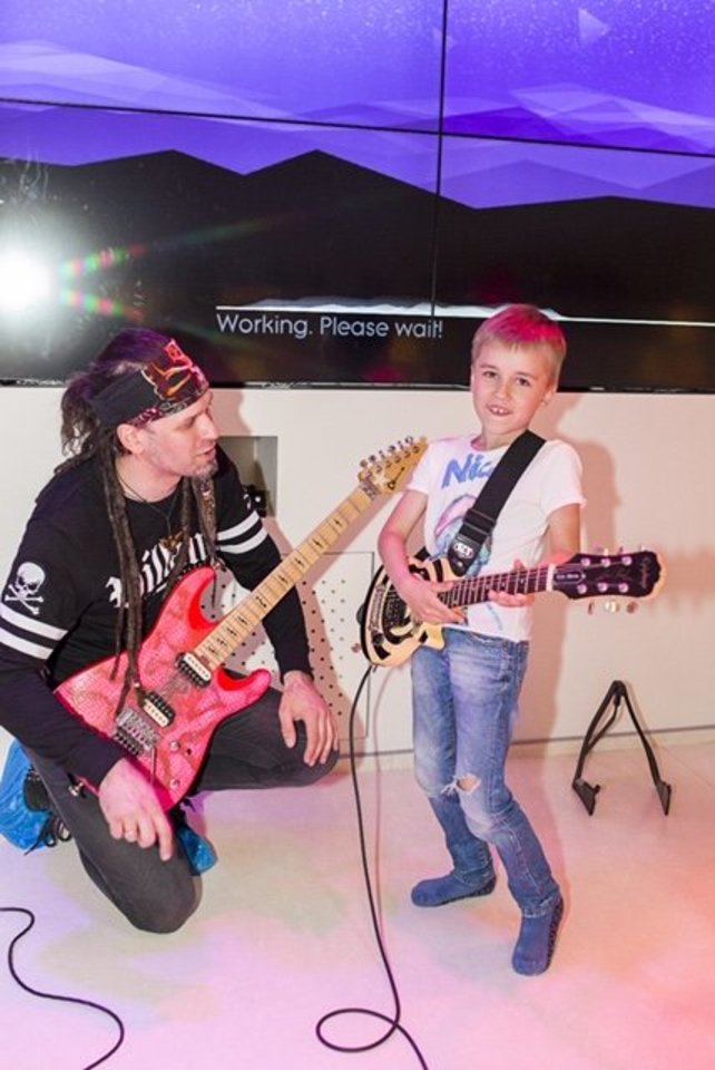 Profesionalus gitaristas Mr. Jumbo moko vaikus muzikos paslapčių