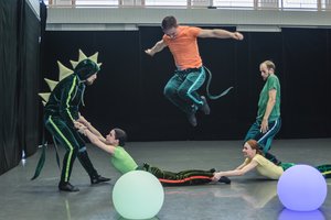 Klaipėdos scenoje šėlstančių dinozaurų tikslas - panardinti žiūrovus į svajonių pasaulį