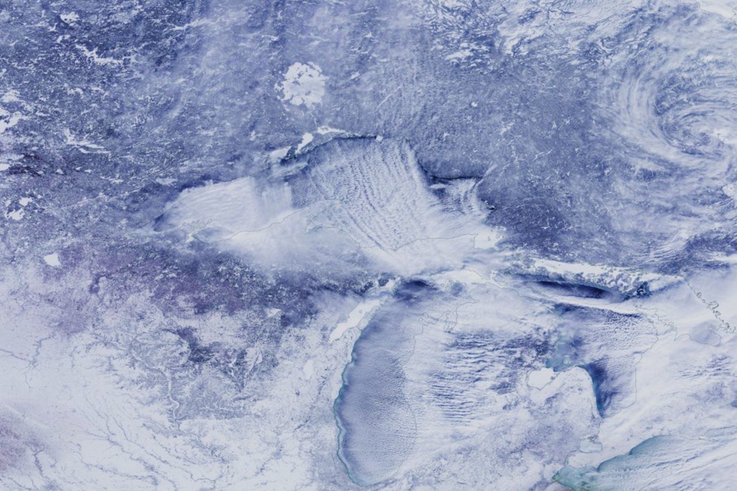 MODIS nuotraukoje matomos konvekcinių debesų juostos virš Mičigano ir Aukštutiniojo ežerų, kurios susidaro dėl turbulencijos tarp labai šalto oro < -25 °C ir santykinai šilto vandens +0 +3 °C.<br> NASA nuotr.