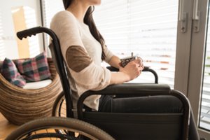 Neįgaliojo vežimėlyje įkalinta jauna mergina Saulė atvėrė širdį: tai varo į neviltį