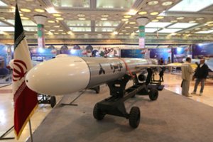 Iranas skelbia sėkmingai išbandęs didelio nuotolio sparnuotąją raketą