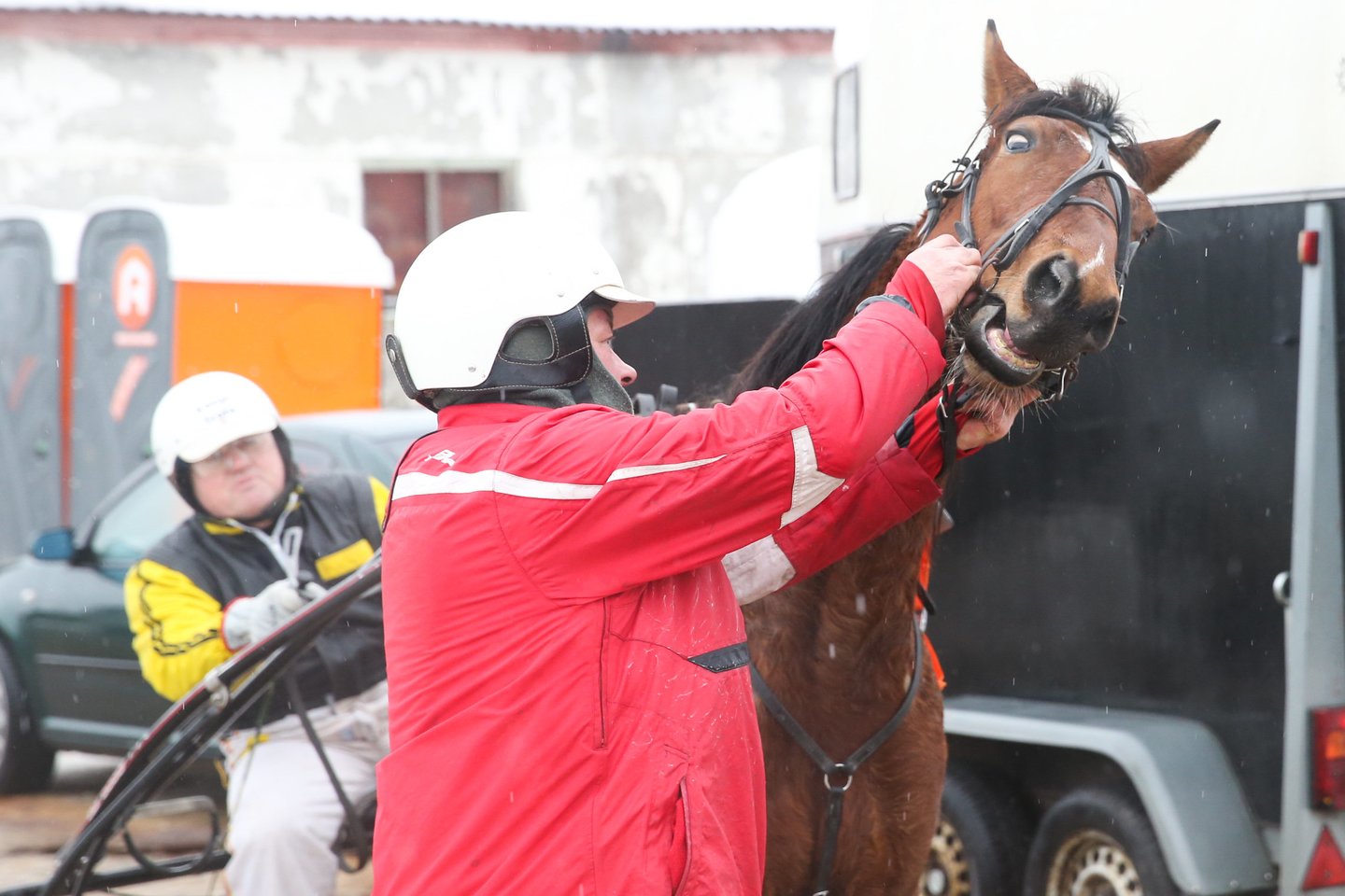  Po varžybų sportininkai žirgus globoja kaip vaikus.<br> R.Danisevičiaus nuotr.