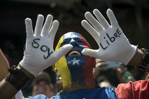 Nuo Venesuelos vadovo nusigręžė oro pajėgų vadas, JAV ragina sekti jo pavyzdžiu