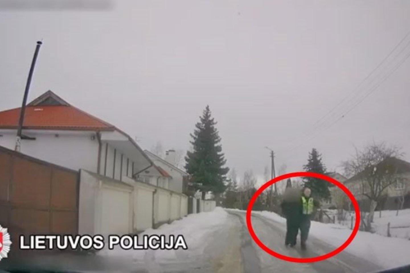 Nestojęs girtas vairuotojas Pakruojo r. taranavo policijos automobilį ir sužeidė policininkus.