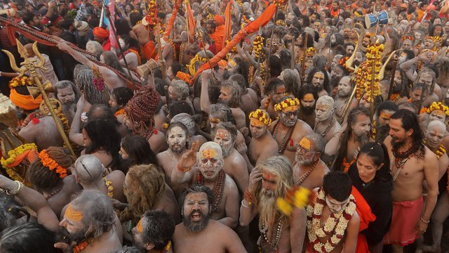 Hinduistai švenčia vieną didžiausių religinių švenčių ir nuogi brenda į vandenį