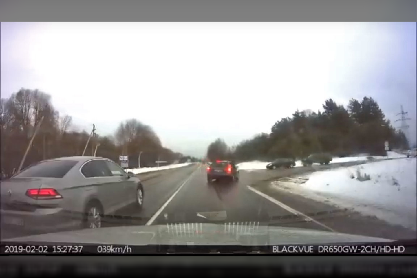  Nežymėtas Kauno policijos automobilis nufilmavo įžūlius „VW Passat“ manevrus.<br> Stop kadras iš vaizdo medžiagos