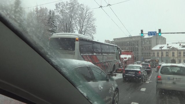 Žiūrovas užfiksavo patį veiksmą, kuomet Kaune sugedęs autobusas sukėlė spūstis