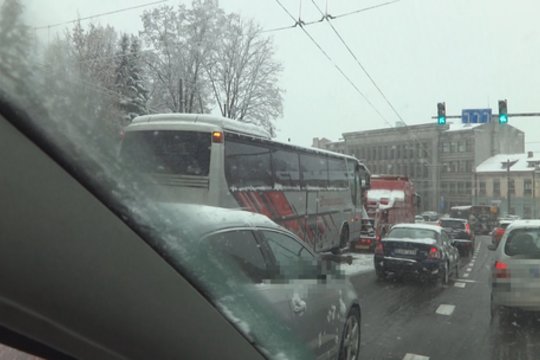 Žiūrovas užfiksavo patį veiksmą, kuomet Kaune sugedęs autobusas sukėlė spūstis