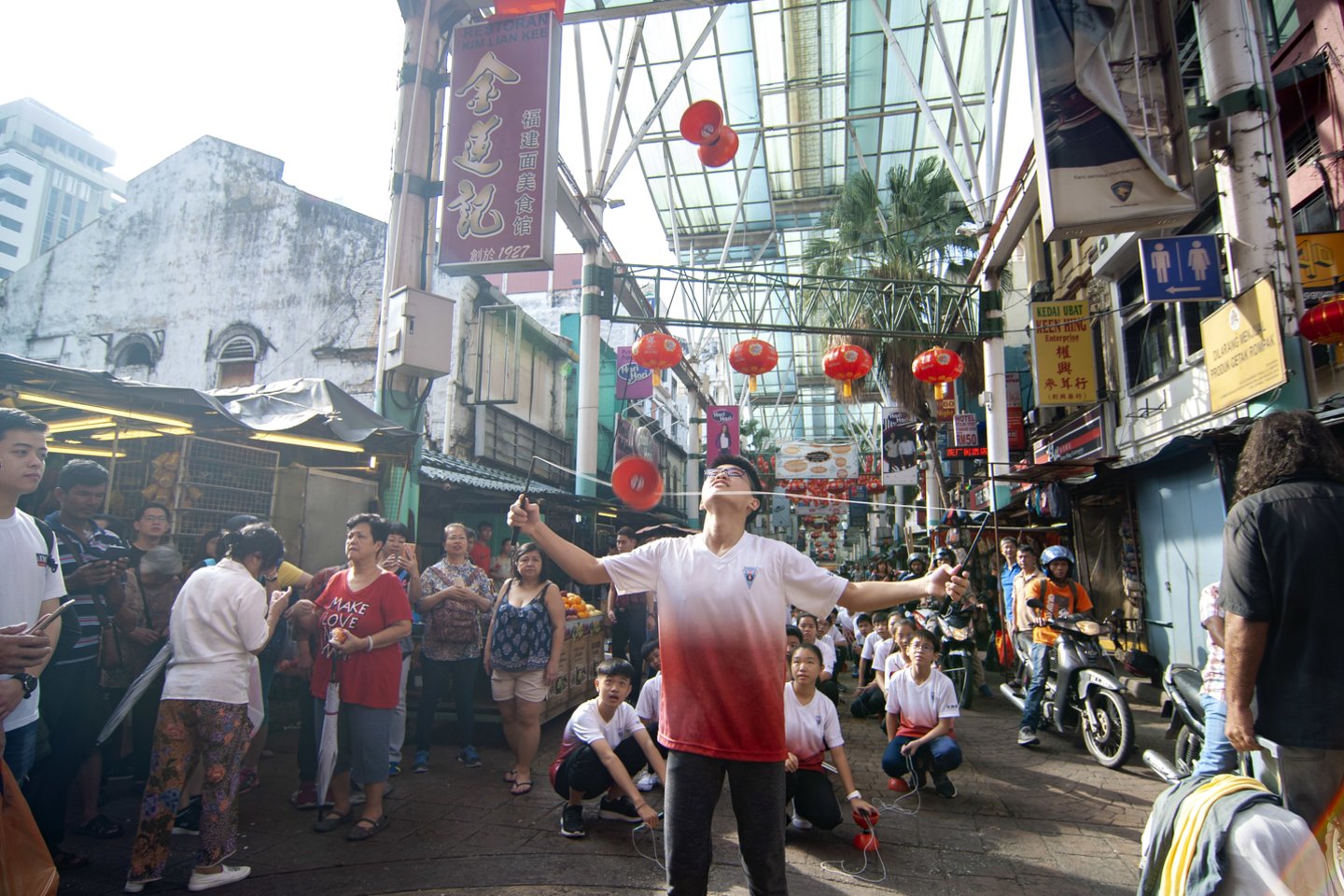 Malaizijos gatvės – populiari cirko artistų ir akrobatų pasirodymo vieta.<br> Zumapress/Scanpix nuotr.