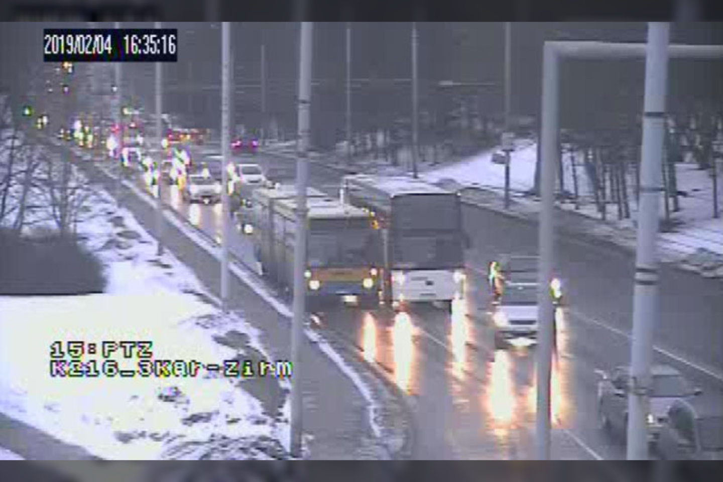 Šonais susikibę autobusai Vilniuje sutrikdė eismą.