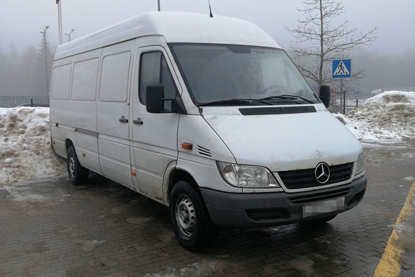 Prie sienos su Baltarusija VSAT pareigūnai sulaikė įtartiną mikroautobusą.