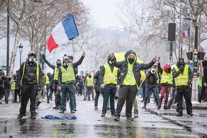 Emmanuelis Macronas krizę ruošiasi išspręsti referendumu