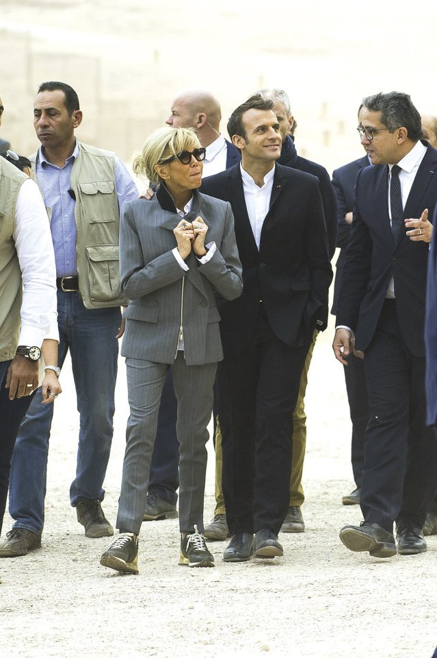 Stilingoji Brigitte Macron (65 m.) kartu su vyru Prancūzijos prezidentu Emmanueliu Macronu (41 m.) leidosi į trijų dienų dalykinę kelionę po Egiptą.<br>Scanpix nuotr.