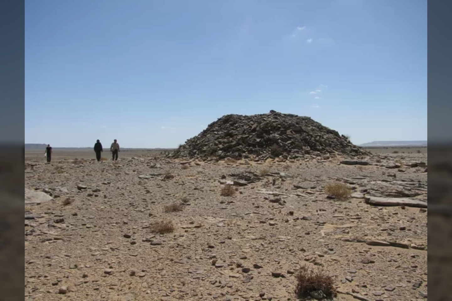 Archeologai šią didelė uolų krūvą vadina „tumulus“. Mokslininkai mano, kad ji buvo naudojama laidojimui.<br> Nicko Brookso ir Joanne Clarke nuotr.