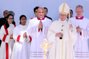 Popiežius Pranciškus aukos istorines mišias Arabijos pusiasalyje