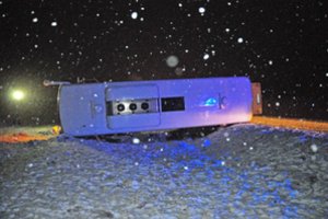 Pirmadienį slidžiuose šalies keliuose apvirto du autobusai