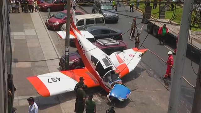 Peru sostinėje lėktuvas nukrito miesto gatvėje
