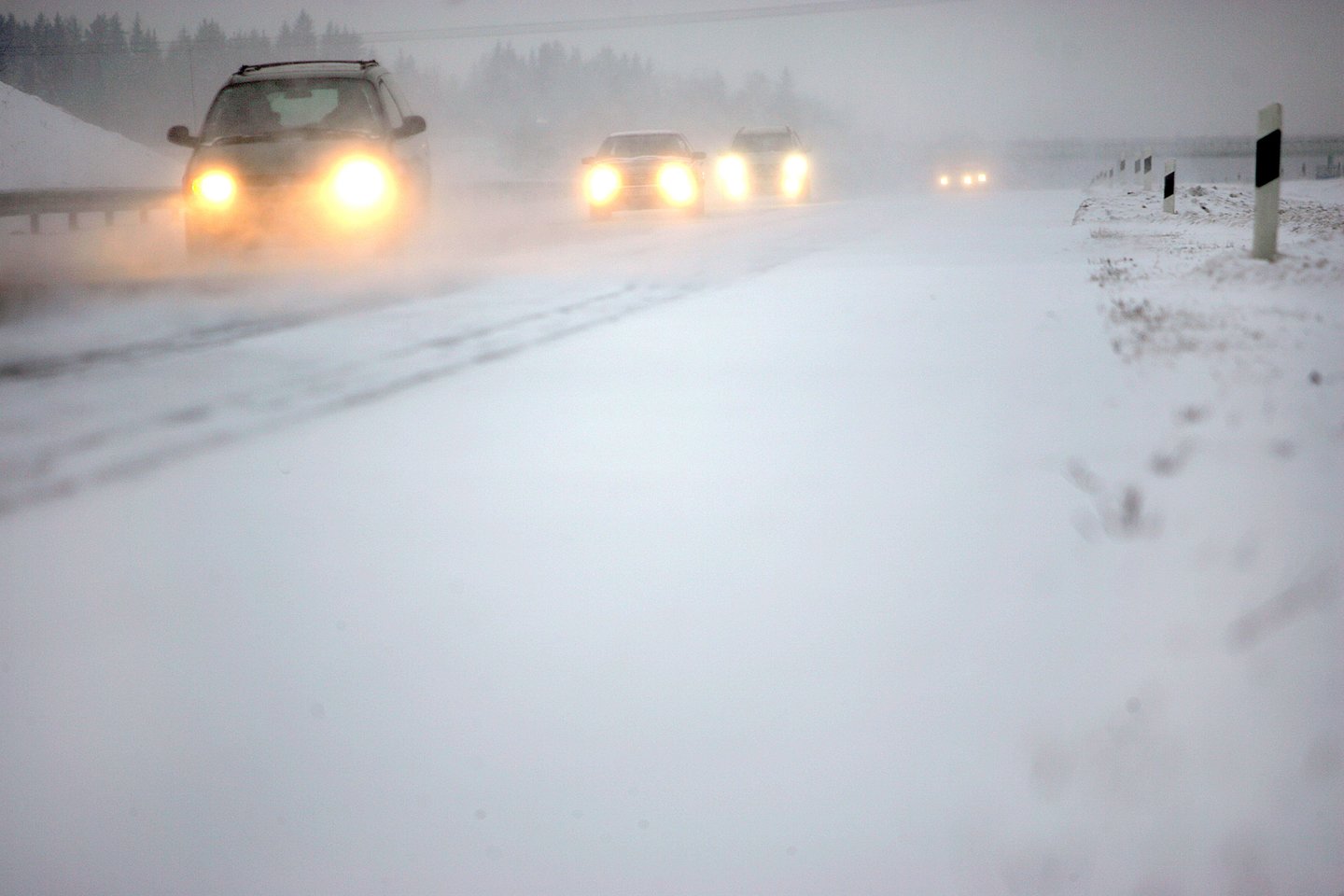 Pasak bendrovės „Kelių priežiūra“ atstovės, Lietuvoje šią žiemą keliuose dar nebuvo ekstremalių situacijų. O rangovai kviečiami tik joms užgriuvus.<br> V.Balkūno nuotr.