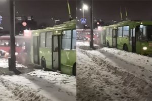 Į troleibusą įlipęs kaunietis supanikavo: teko skubiai iš jo sprukti